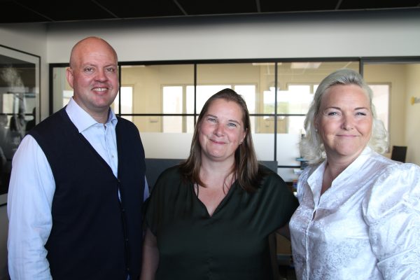 Fra venstre sees Øystein Ringen-Vatnedalen (Eiendomsyrker), Siv Elin Dammen (Ungt Entreprenørskap) og Liv Anne Holst (Senter for eiendomsfag)